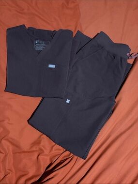 Figs Espresso Scrubs, Isabelle wide leg small, Catarina one pocket XS